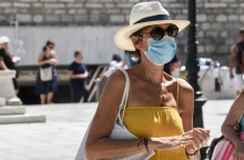 Γυναίκα με μάσκα στο κέντρο της Αθήνας