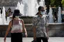 Πολίτες με μάσκα στο κέντρο της Αθήνας 