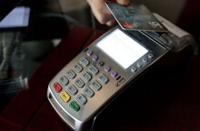 Aνέπαφες συναλλαγές με κάρτες 