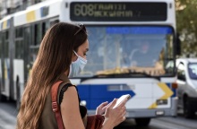 Κοπέλα με μάσκα στο κέντρο της Αθήνας