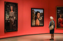 Επισκέπτης με μάσκα για τον κορωνοϊό σε έκθεση στο Παρίσι - Πάνω από 16.000 οι νέες μολύνσεις Covid-19 την Πέμπτη 24 Σεπτεμβρίου 2020