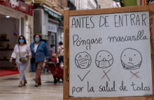 «Πριν μπείτε, φορέστε μάσκα για την ασφάλεια όλων μας» το μήνυμα στην είσοδο καταστήματος στην Ισπανία