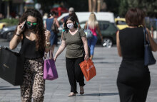 Πολίτες με μάσκα για τον κορωνοϊό περπατούν στο κέντρο της Αθήνας