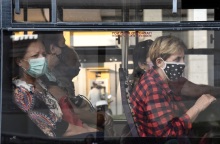 Πολίτες με μάσκα στα ΜΜΜ