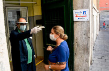 Κορωνοϊός στην Ιταλία: Θερμομέτρηση δασκάλας έξω από σχολείο στη Νάπολη - Υποχρεωτική έως και τις 4 Οκτωβρίου 2020 η μάσκα στους ανοικτούς χώρους