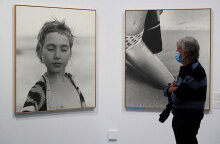 Μαδρίτη - Κορωνοϊός: Άνδρας με μάσκα σε έκθεση φωτογραφίας - Επεκτείνονται τα μέτρα καραντίνας και σε άλλες περιοχές της ισπανικής πρωτεύουσας