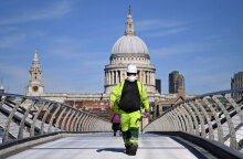 Μεγάλη Βρετανία: Εργάτης με μάσκα για τον κορωνοϊό διασχίζει τη Millennium Bridge στο Λονδίνο