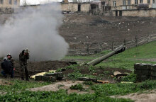 Πυροβολικό του στρατού της Αρμενίας ανταποδίδει τα πυρά κατά δυνάμεων του Αζερμπαϊτζάν στο Ναγκόρνο Καραμπάχ