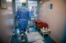 Γιατρός σε Εντατική νοσοκομείου με προστατευτική στολή για τον κορωνοϊό