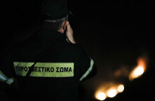 Πυροσβέστης παρακολουθεί το μέτωπο της φωτιάς - Κατασβέστηκε η πυρκαγιά στη χωματερή της Φυλής (ΦΩΤΟ ΑΡΧΕΙΟΥ) 