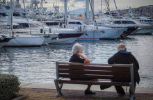 Ηλικιωμένοι σε παγκάκι στη Μαρίνα Αλίμου - Εξετάζεται να μπουν σε καραντίνα οι άνω των 65 για να προστατευτούν από τον κορωνοϊό