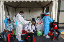 Έλεγχοι για κορωνοϊό από κλιμάκιο γιατρών στην Ινδία - Ξεπέρασαν παγκοσμίως το 1 εκατομμύριο οι νεκροί από Covid-19