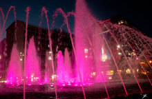 Το συντριβάνι στην Ομόνοια έγινε ροζ για τον καρκίνο του μαστού, στο πλαίσιο του digital Race for the Cure 2020