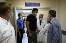 Βασίλης Κικίλιας - ΦΩΤΟ ΑΡΧΕΙΟΥ από την επίσκεψή του στο νοσοκομείο «Αττικόν»