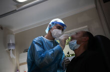 Έλεγχος με rapid test για τον κορωνοϊό στο κέντρο της Αθήνας από κλιμάκιο του ΕΟΔΥ