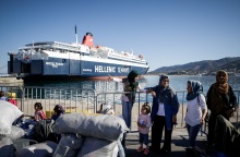 Πρόσφυγες εν αναμονή πλοίου 