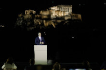 Ο Κυριάκος Μητσοτάκης στην τελετή φωταγώγησης της Ακρόπολης με φόντο τον Ιερό Βράχο που έχει πλέον νέο φωτισμό