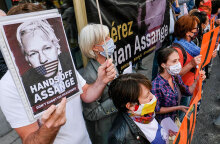 Παράσταση διαμαρτυρίας για τη μη έκδοση του Τζούλιαν Ασάνζ στις ΗΠΑ