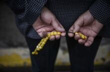 Συνταξιούχος με κομπολόι 