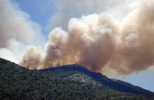 Αεροσκάφος επιχειρεί σε πυρκαγιά στο δάσος