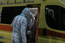 Εργαζόμενοι στην Υγεία με προστατευτικές στολές για τον κορωνοϊό μεταφέρουν ηλικιωμένο από το γηροκομείο στον Άγιο Παντελεήμονα