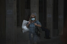 Γυναίκα με προστατευτική μάσκα για τον κορωνοϊό στο κέντρο της Αθήνας