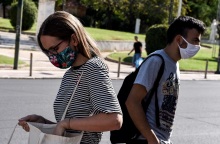 Πολίτες με μάσκα στο κέντρο της Αθήνας 