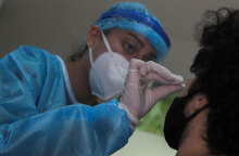 Έλεγχος για κορωνοϊό με τη μέθοδο rapid test από κλιμάκιο του ΕΟΔΥ στην πλατεία Κουμουνδούρου