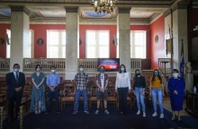 Η Νίκη Κεραμέως με φοιτητές του πρώτου αγγλόφωνου προπτυχιακού του ΕΚΠΑ