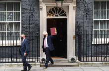 Ο Μπόρις Τζόνσον, πρωθυπουργός της Μεγάλης Βρετανίας, βγαίνει από την Ντάουνινγκ Στριτ στο Λονδίνο