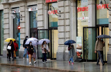 Κορωνοϊός στην Ιταλία: Κάτοικοι στο Μιλάνο περπατούν με προστατευτική μάσκα σε πεζοδρόμιο της πόλης