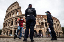 Κορωνοϊός στην Ιταλία: Αστυνομικοί κάνουν έλεγχο για τη χρήση μάσκας μπροστά από το Κολοσσαίο στη Ρώμη