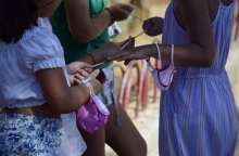 Μαθητές που κρατούν μάσκα στο προαύλιο του σχολείου