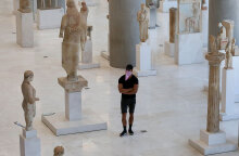 Επισκέπτης με προστατευτική μάσκα για τον κορωνοϊό στο Μουσείο της Ακρόπολης