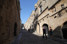 Τουρίστες ανεβαίνουν ανηφορικό δρόμο στη μεσαιωνική πόλη της Ρόδου - Το TripAdvisor βάζει το νησί στους 20 πιο δημοφιλείς ταξιδιωτικούς προορισμούς για το 2020