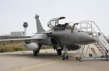 Πολεμικό αεροσκάφος Rafale στο διεθνές αεροδρόμιο «Ελευθέριος Βενιζέλος» στα Σπάτα (ΦΩΤΟ ΑΡΧΕΙΟΥ)