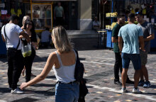 Πολίτες περπατούν στο κέντρο της Αθήνας