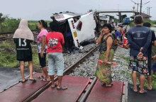 Συντρίμμια στις ράγες στην Ταϊλάνδη μετά τη φονική σύγκρουση τρένου με λεωφορείο