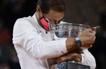 O Ράφαελ Ναδάλ κρατά στα χέρια του το 13ο Ρολάν Γκαρός στην καριέρα του