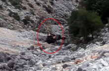 Τροχαίο δυστύχημα στο Αγρίνιο - Το αυτοκίνητο που έπεσε στον γκρεμό