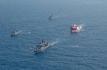 To Oruc Reis εντός της ελληνικής υφαλοκρηπίδας, συνοδεία τουρκικών πολεμικών πλοίων