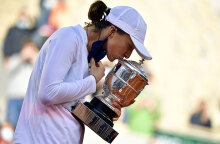 Η Ίγκα Σβιάτεκ, η 19χρονη αθλήτρια του τένις από την Πολωνία, φιλά το τρόπαιο του Ρολάν Γκαρός που κατέκτησε με εμφατικό τρόπο στο Παρίσι