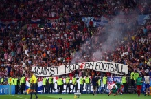 Οπαδικό πανό σε αγώνα ποδοσφαίρου με το σύνθημα "Against Modern Football"