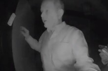 Ο Ρόμπερτ Γουίλσον τη στιγμή που ξυπνά τον Πολ Μίλγκραμ για να του ανακοινώσει πως κέρδισαν το Νόμπελ 