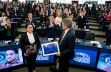 Η κόρη του φυλακισμένου ακτιβιστή για τα δικαιώματα των Ουιγούρων, Ιλάμ Τότι, παραλαμβάνει το βραβείο εκ μέρους του πατέρα της 