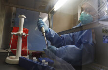 Γιατρός με προστατευτική στολή για τον κορωνοϊό σε νοσοκομείο στο Περού