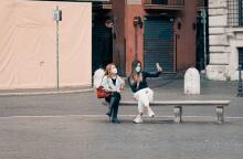 Κοπέλες που βγάζουν selfie φορώντας μάσκα στην Ιταλία