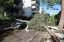 Ανεμοστρόβιλος στο Νέο Ηράκλειο έριξε κολόνα της ΔΕΗ πάνω σε σταθμευμένο αυτοκίνητο