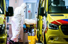 Διακομιδή κρούσματος κορωνοϊού με ασθενοφόρο στην Ολλανδία