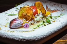 Σε ένα ακρογιάλι του Θερμαϊκού, έχοντας ήδη συμπληρώσει 75 χρόνια λειτουργίας, η 4η γενιά της οικογένειας Μαμάη, η Ντίνα, η Γωγώ και ο Δημήτρης συστήνουν ξανά το φημισμένο Maiami Seafood Restaurant.